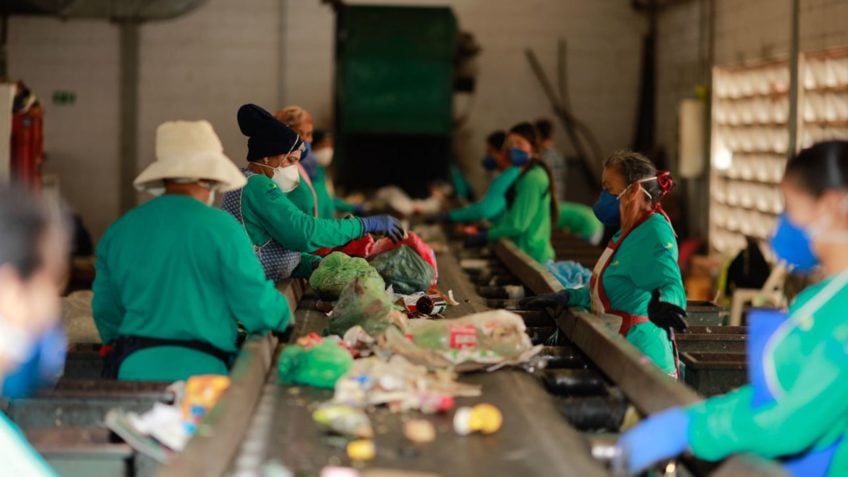 Cooperativa trabalhando em reciclagem sustentável